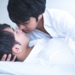 pareja-gay-asiatica-besandose-pareja-homosexual-cama-dormitorio_38692-301