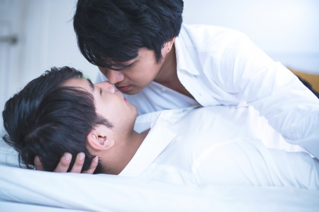 pareja-gay-asiatica-besandose-pareja-homosexual-cama-dormitorio_38692-301